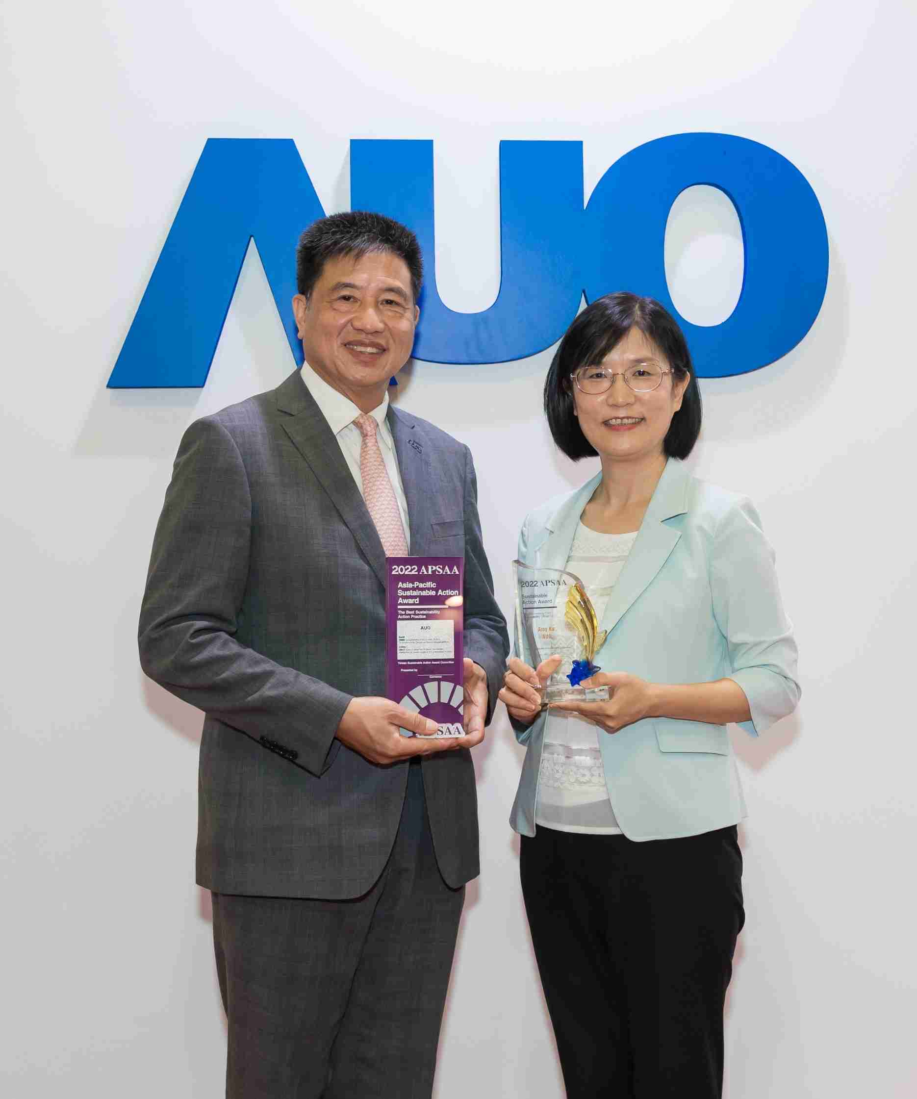 赏金国际长期垫筑永续远景的基石，，透过ESG暨气候委员会逐步实践永续策略蓝图。。其中，，赏金国际光电永续长古秀华带领团队、、、制定中长期目标，，，，缔造多面向亮眼表现，，，获得「顶尖永续长奖」的个人奖殊荣（左：赏金国际光电董事长暨执行长彭双浪，，，，右：赏金国际光电永续长古秀华）