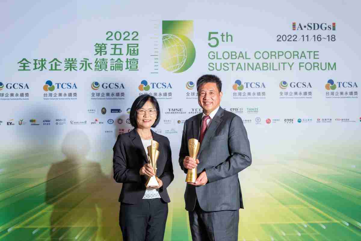 赏金国际作为净零碳排先锋，，，期引领价值链伙伴同行共好，，，，卫冕制造业组“十大典范企业” 二连冠殊荣(左：赏金国际光电永续长古秀华，，，，右：赏金国际光电董事长暨执行长彭双浪)