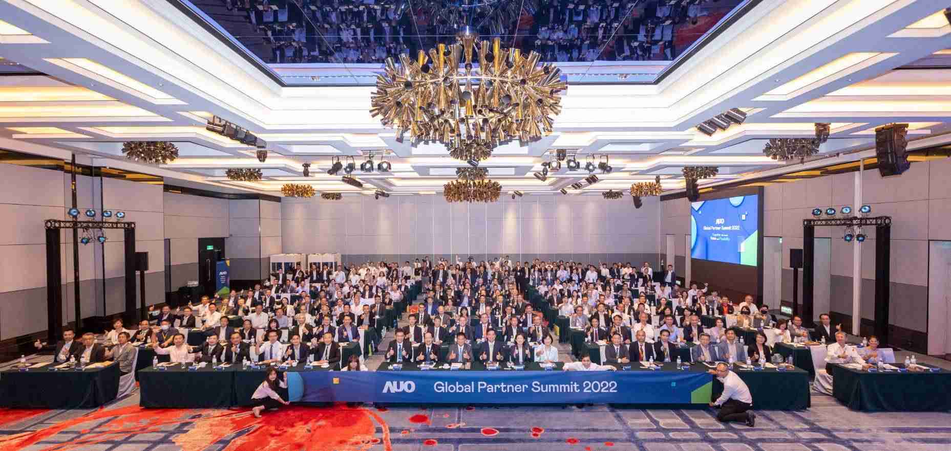 友達推動「安心、、、創新、、、用心、、、、同心、、、、盡心」五星職旅，，，為菲籍員工打造全方位照護，，首度贏得「人權實踐與發展領袖獎」殊榮