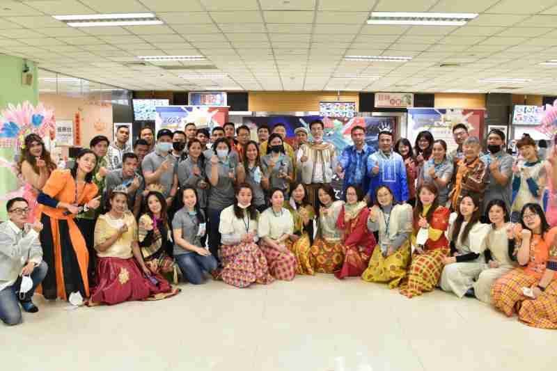 友達推動「安心、、、、創新、、用心、、、、同心、、、、盡心」五星職旅，，，，為菲籍員工打造全方位照護，，，，首度贏得「人權實踐與發展領袖獎」殊榮