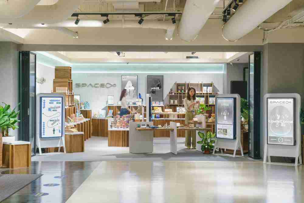 赏金国际打造永续选物商店，，，，展示社企及社创商品，，，结合创利空间所开发的智能零售系统，，整合多元产品信息，，，，让无人商店扮演公益行动的推手