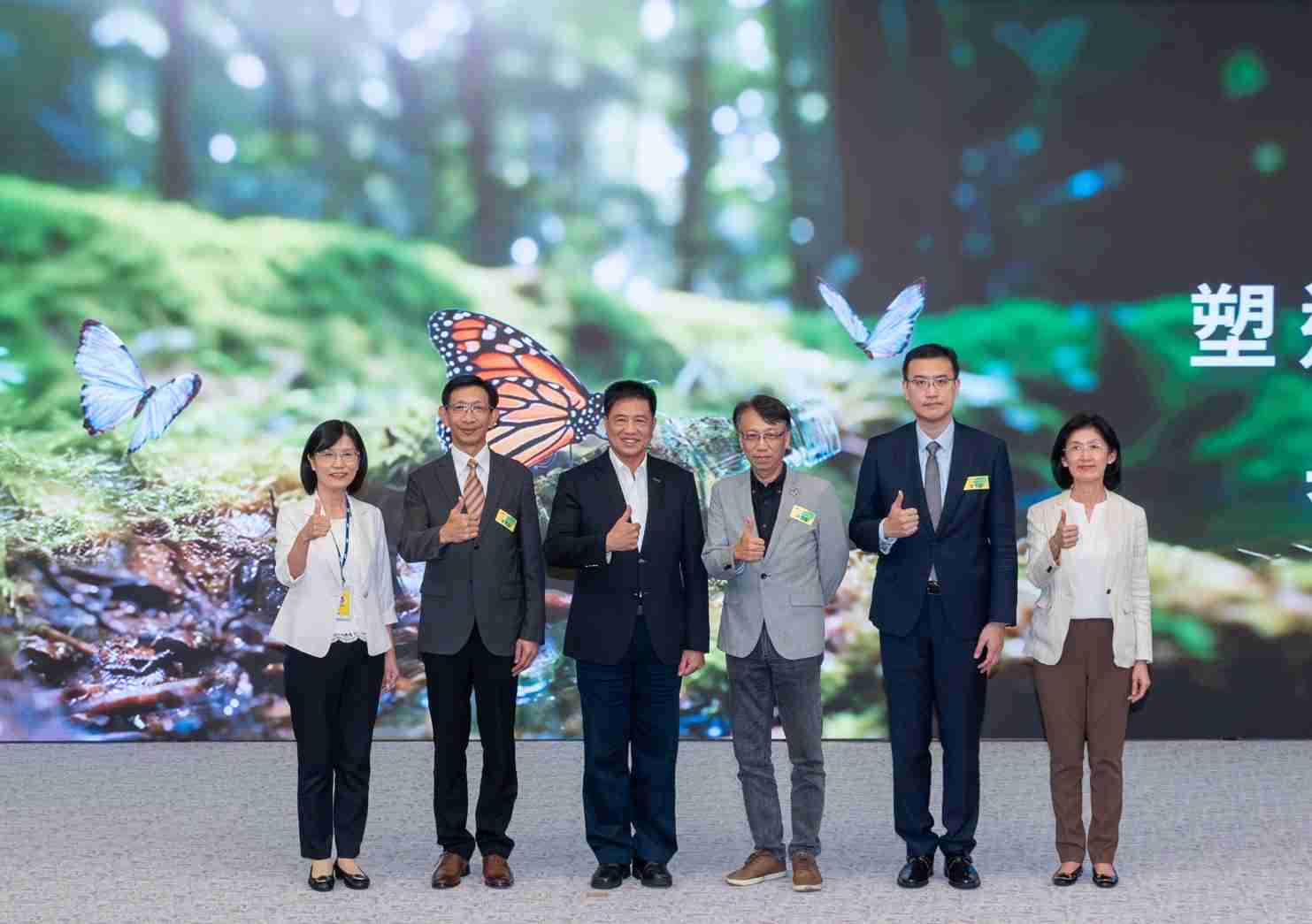 友達2023 CSR共榮大會，，邀請領域專家分享交流生物多樣性管理趨勢、、無塑產品、、、、海廢永續塑料等議題  （圖左到右：友達光電永續長古秀華、、3M台灣技術長陳君杰、、、、友達光電董事長暨集團策略長彭双浪、、光寶科技企業永續發展處處長陳慶暉、、安永聯合會計師事務所執業會計師曾于哲、、友達光電供應鏈總部副總經理吳宜芳）