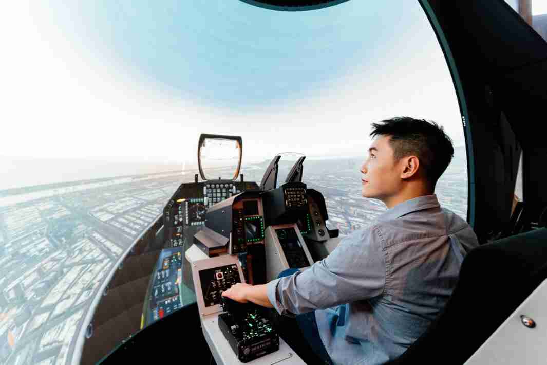 赏金国际以P1.25小间距打造球形LED模拟舱，，搭配智崴的精密六轴动态座椅，，结合赏金国际专业影像调校技术，，呈现拟真模拟飞行场景