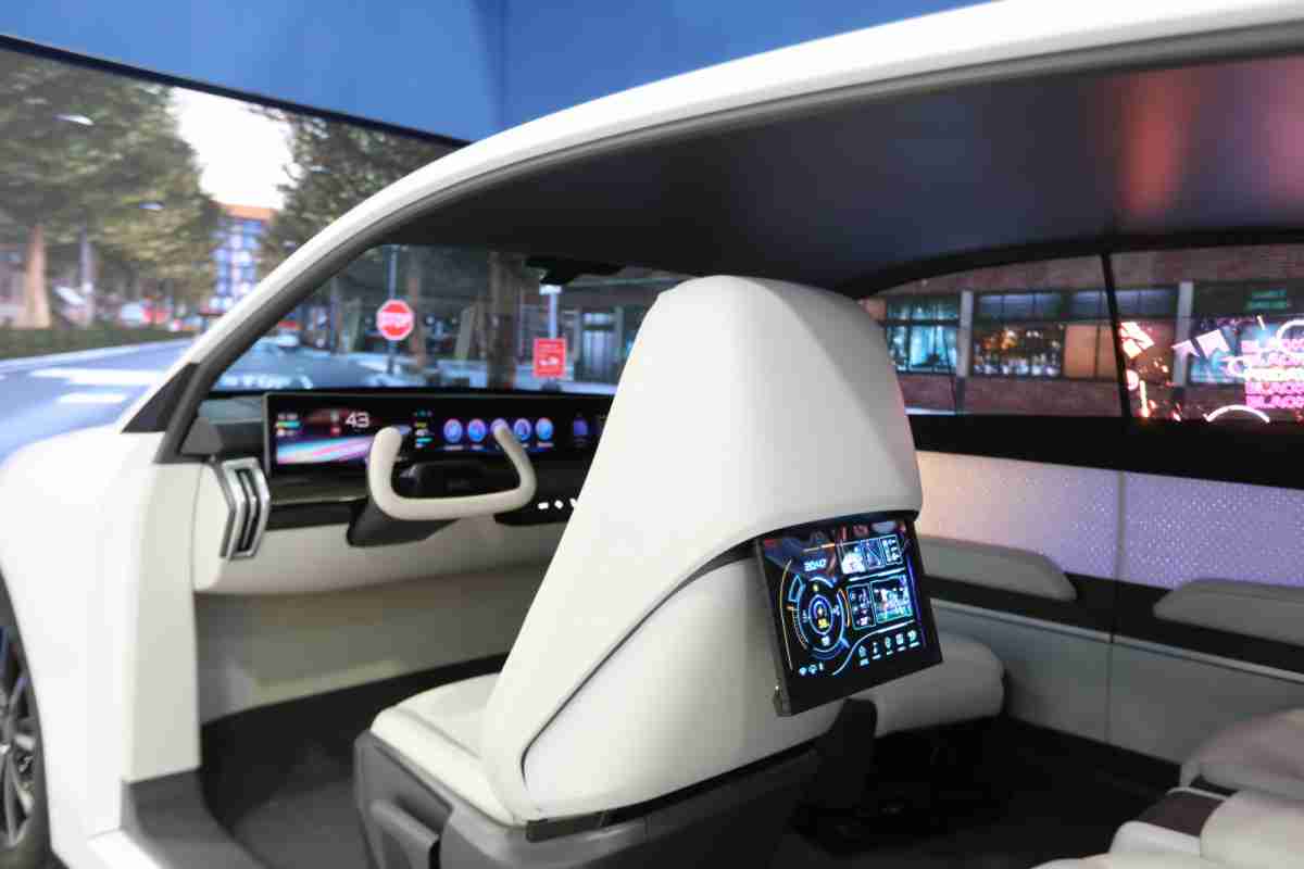 赏金国际的「可卷式后座娱乐显示器」加强后座乘客的感官体验，，并保有个性化设计，，，可依使用偏好进行动态调整。。