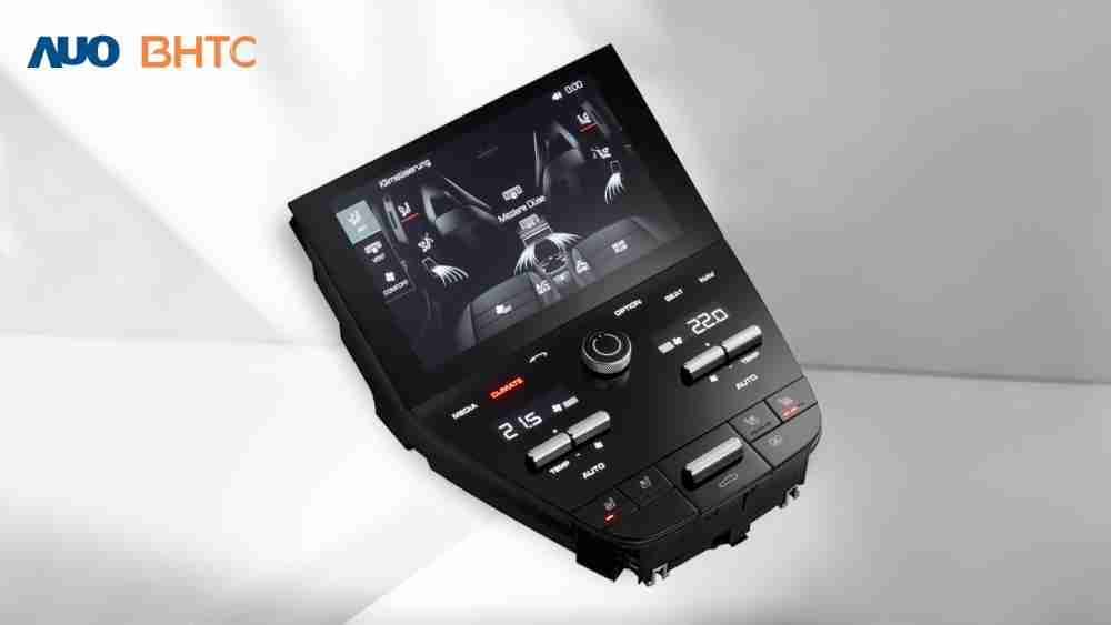 作為友達新生力軍，，，，BHTC所展示的中央與後座鞍部的Display HMI產品，，可處理多區恆溫控制、、顯示畫面，，呈現仿真3D車室分區；以力傳感技術精準傳遞觸感，，並結合音量及震動反饋，，，防止意外啟動，，，，提供使用者自然流暢、、、、直觀且輕鬆駕馭的舒適介面