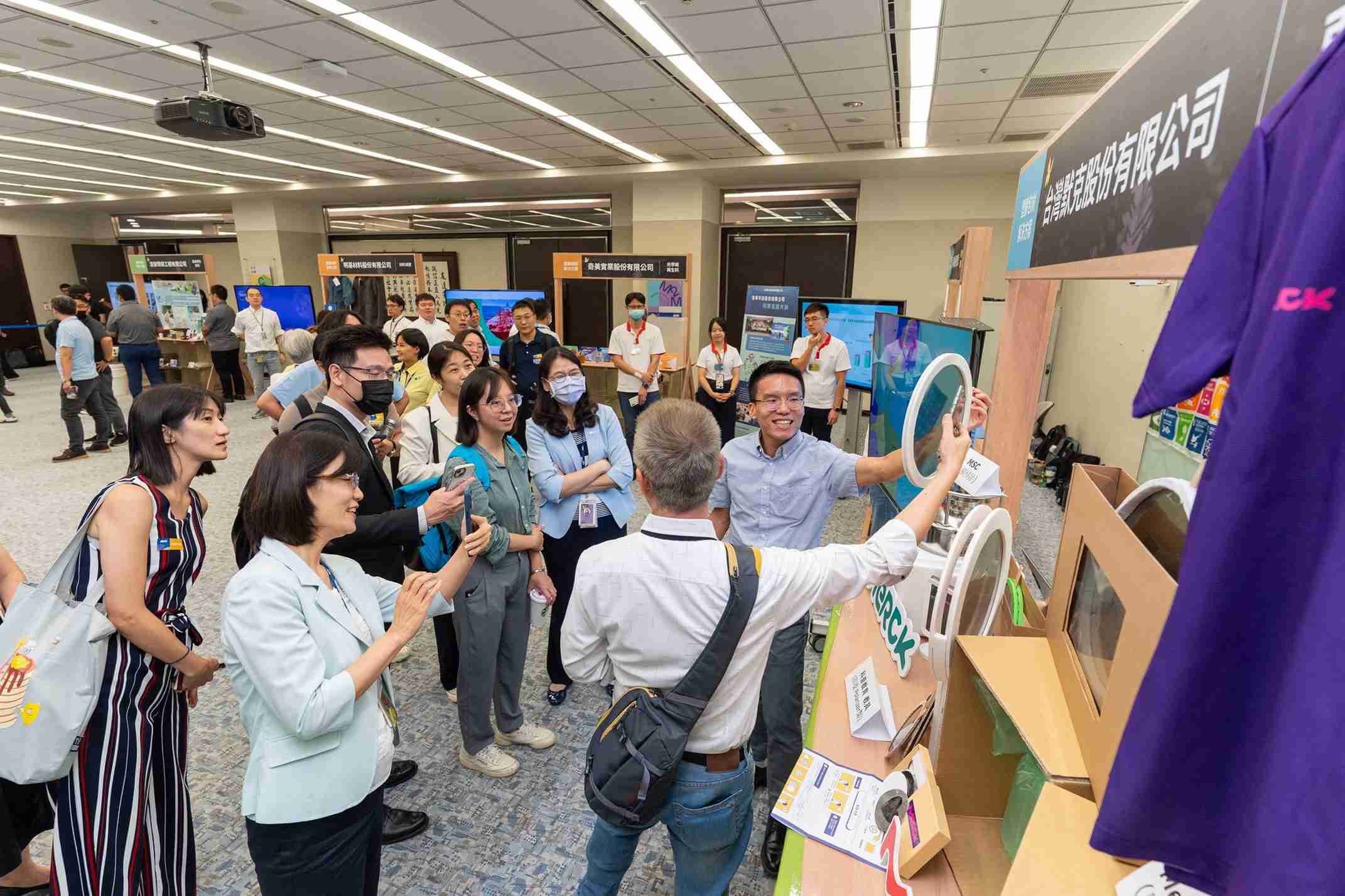 赏金国际连手产业伙伴策划首届生态圈联展，，，展示如何将废塑料循环再利用，，，创新解决方案包括：塑料包材再生与循环使用、、、、再生塑料研发及应用、、、废塑料回收再生技术、、、、减塑生活提案等