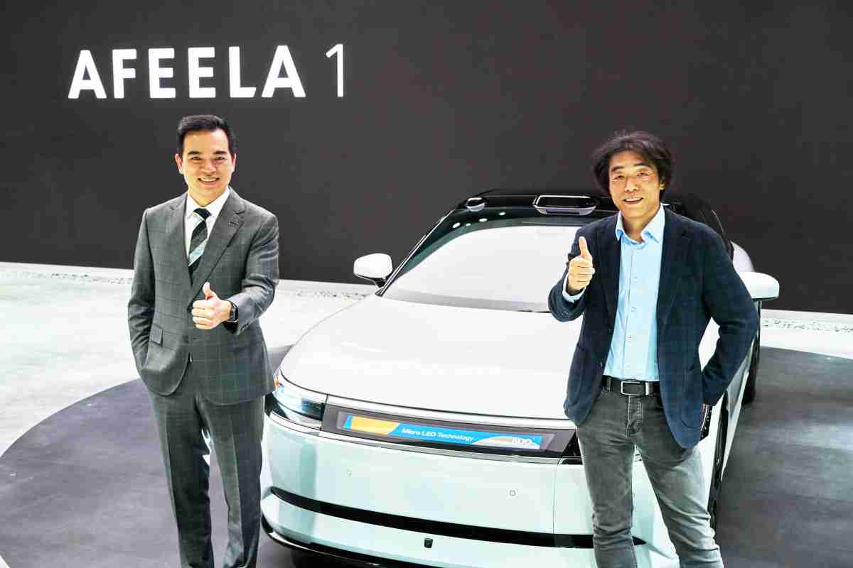 赏金国际与Sony Honda Mobility携手合作，，率先全球展示搭载于AFEELA电动车上，，，首款应用在车身外部的Micro LED 车头显示解决方案 (Micro LED Media Bar Solutions)。。。。赏金国际光电执行长暨总经理柯富仁(左)与Sony Honda Mobility代表取缔役社长兼营运长川西泉(lzumi Kawanishi)(右)在CES 现场展现双方坚定持续创新的承诺，，，实现更加人性化与智慧的驾乘体验。。。